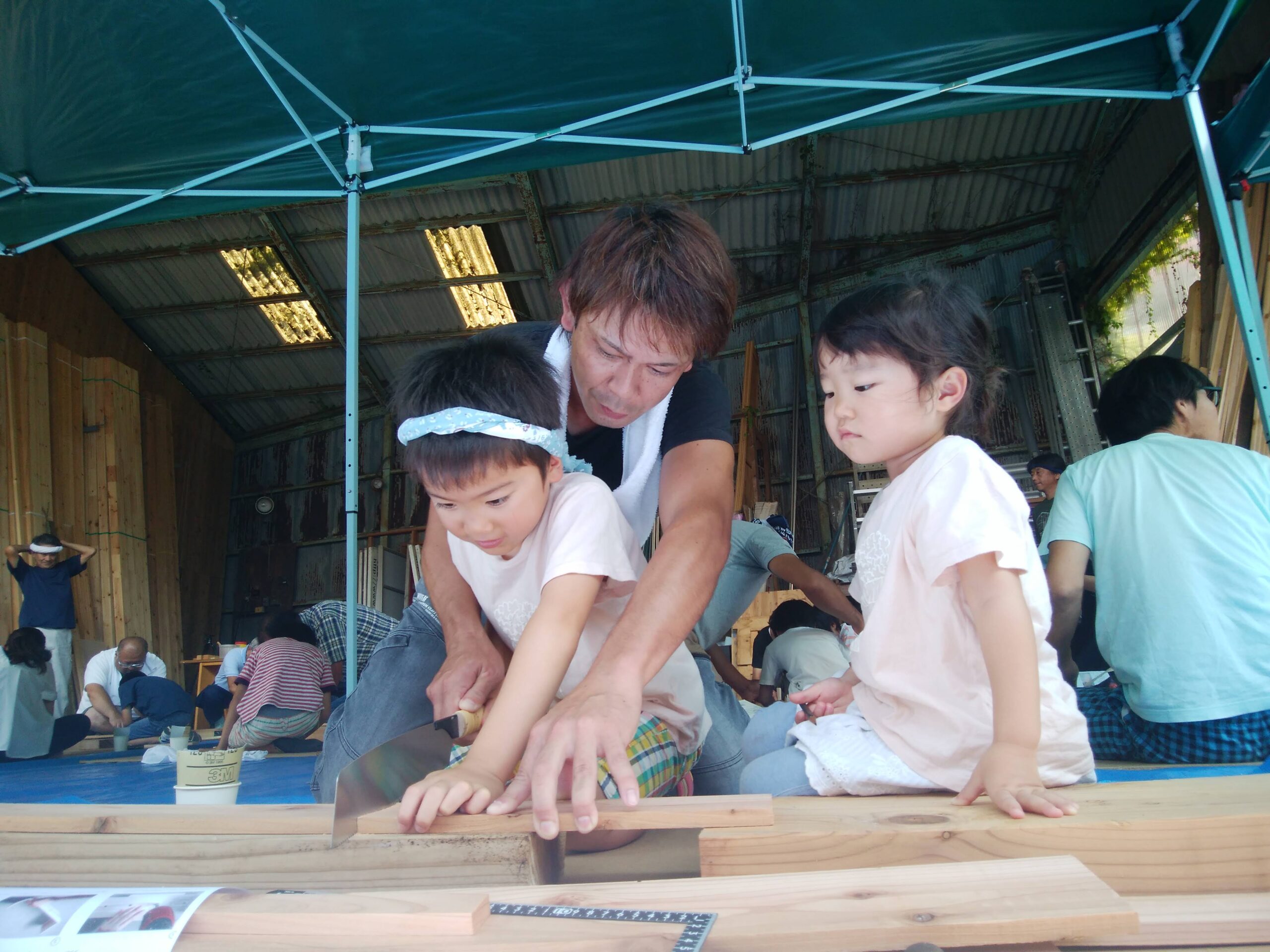 無垢床の家に子ども手作りの無垢材の作品が増えていく　唯一無二の体験